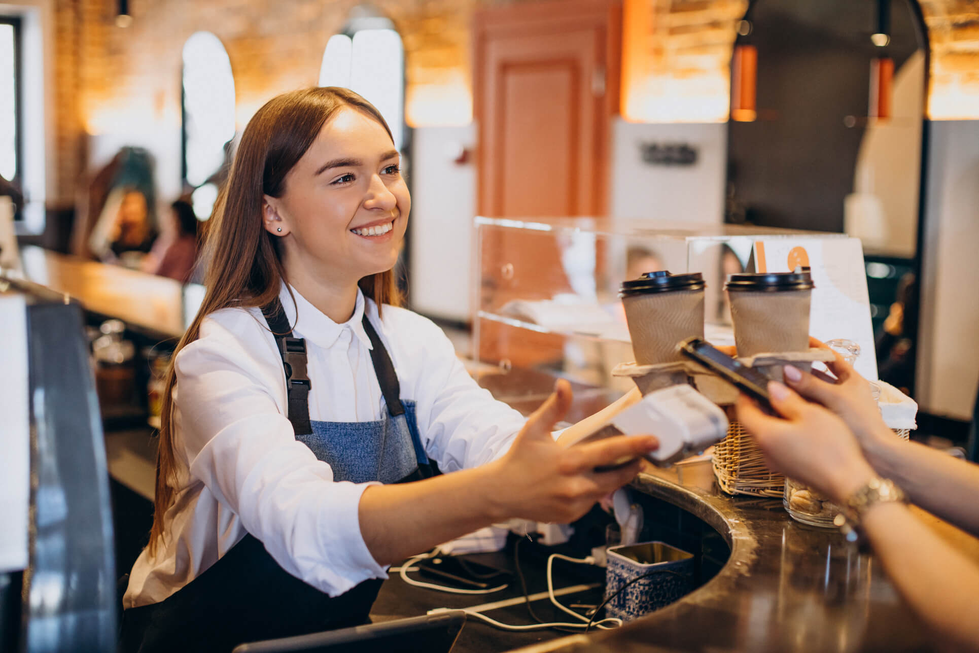 cliente-comprando-cafe-em-uma-cafeteria-e-pagando-com-cartao